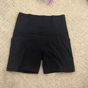 Athleta Salutation Stash 5” Short